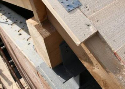 Dettaglio collegamenti muratura + cordoli metallici alla sommità + nuove strutture in legno di copertura + tavolato falde copertura